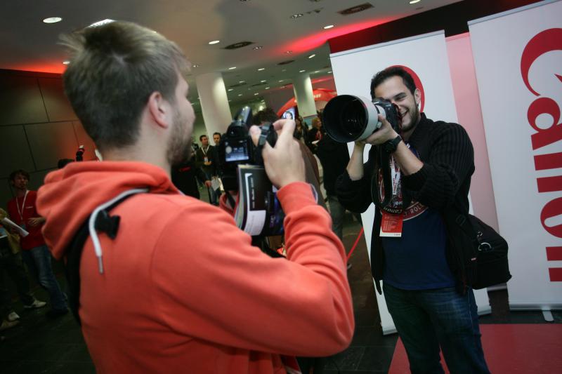 U Hypo centru održan je Canon Summer Party, a posjetitelji su imali priliku isprobati nove modele Canon foto aparata i dodatne opreme U Hypo centru održan je Canon Summer Party, a posjetitelji su imali priliku isprobati nove modele Canon foto aparata i dodatne opreme