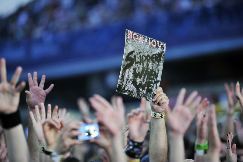 Zagreb, 080611.
Stadion Maksimir.
Nastup americke rock grupe Bon Jovi. 
Na slici: publika.
Foto: Boris Kovacev / CROPIX