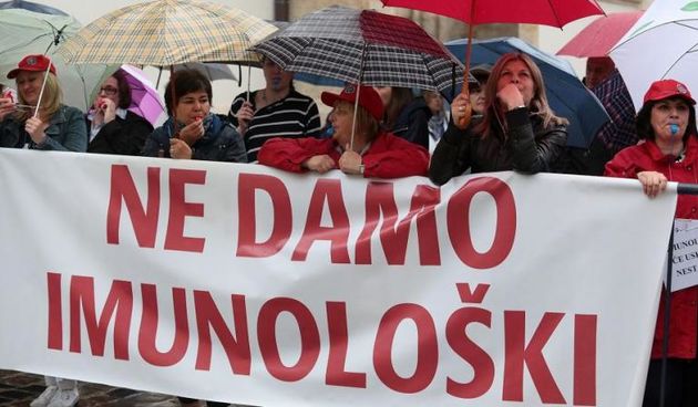 Radnici Imunoloskog zavoda ponovno su zbog sporosti u rjesavanju privatizacije prosvjedovali ispred Banskih dvora. Photo: Patrik Macek/PIXSELL