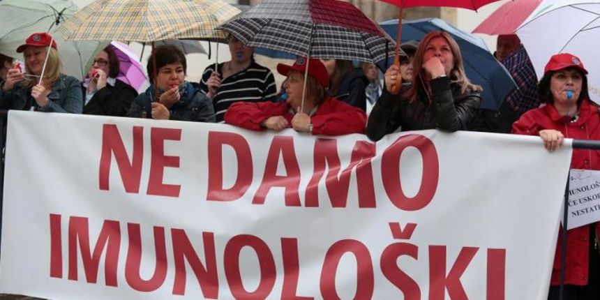 Radnici Imunoloskog zavoda ponovno su zbog sporosti u rjesavanju privatizacije prosvjedovali ispred Banskih dvora. Photo: Patrik Macek/PIXSELL