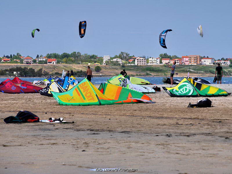 Kite surferi guštaju u Ninu