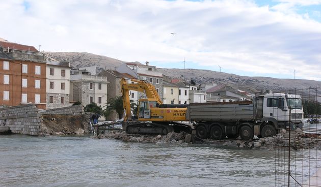 Srušen stari most u Pagu (Foto:Josip Portada)