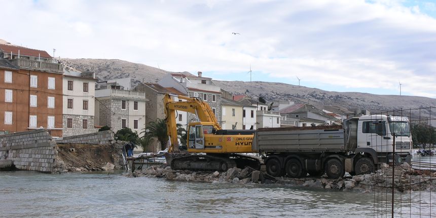 Srušen stari most u Pagu (Foto:Josip Portada) Srušen stari most u Pagu (Foto:Josip Portada)