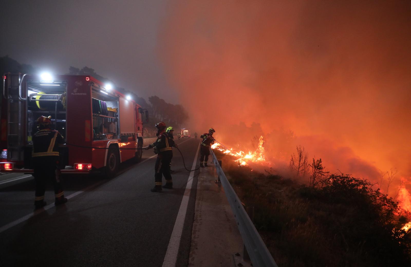 Tučepi: Požar se širi, zahvatio ranč i kuće, vatrogasci u akciji
