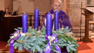 Upaljene prve adventske svijeće u crkvi sv. Šime i na Trgu Petra Zoranića