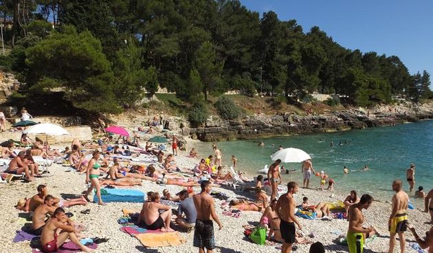 Kupanje, Sunčanje, plaža, ljeto, odmor, turisti, turizam, Pulske plaze tijekom dana pune su posjetitelja. Iako je posljednjih dana vrijeme bilo promjenjivo, broj gostiju ne opada. Photo: Dusko Marusic/PIXSELL