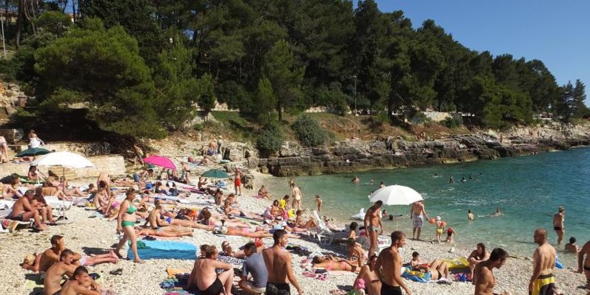 Kupanje, Sunčanje, plaža, ljeto, odmor, turisti, turizam, Pulske plaze tijekom dana pune su posjetitelja. Iako je posljednjih dana vrijeme bilo promjenjivo, broj gostiju ne opada. Photo: Dusko Marusic/PIXSELL Kupanje, Sunčanje, plaža, ljeto, odmor, turisti, turizam, Pulske plaze tijekom dana pune su posjetitelja. Iako je posljednjih dana vrijeme bilo promjenjivo, broj gostiju ne opada. Photo: Dusko Marusic/PIXSELL