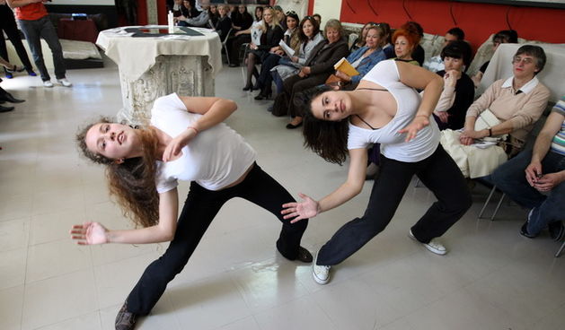 Zadar, 280410.
 Vec sedmu godinu za redom Skola primjenjene umjetnosti i dizajna organizira zupanijsku smotru kreativnog izrazavanja ucenika srednih skola.Otvaranje izlozbe i prigodni program dogodio se u Narodnom muzeju.
Na fotografiji : nastup plesne sk