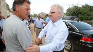 Zadar, 290610.
Hrvatski predsjednik Ivo Josipovic boravio je u Zadarskoj zupaniji i tom prilikom je posjetio neke od povratnickih obitelji u Islamu Grckom i Smiljcicu.
Na fotografiji: predsjednik u posjeti povratnickoj obitelji Zorana Kozula u Islamu Grck Zadar, 290610.
Hrvatski predsjednik Ivo Josipovic boravio je u Zadarskoj zupaniji i tom prilikom je posjetio neke od povratnickih obitelji u Islamu Grckom i Smiljcicu.
Na fotografiji: predsjednik u posjeti povratnickoj obitelji Zorana Kozula u Islamu Grck