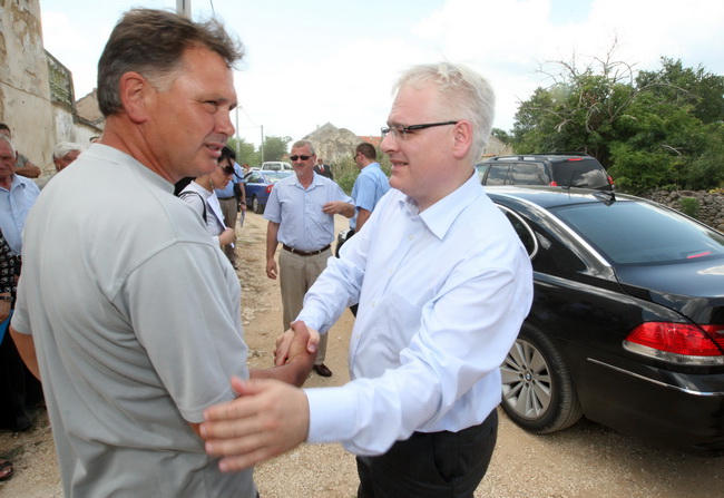 Zadar, 290610.
Hrvatski predsjednik Ivo Josipovic boravio je u Zadarskoj zupaniji i tom prilikom je posjetio neke od povratnickih obitelji u Islamu Grckom i Smiljcicu.
Na fotografiji: predsjednik u posjeti povratnickoj obitelji Zorana Kozula u Islamu Grck Zadar, 290610.
Hrvatski predsjednik Ivo Josipovic boravio je u Zadarskoj zupaniji i tom prilikom je posjetio neke od povratnickih obitelji u Islamu Grckom i Smiljcicu.
Na fotografiji: predsjednik u posjeti povratnickoj obitelji Zorana Kozula u Islamu Grck