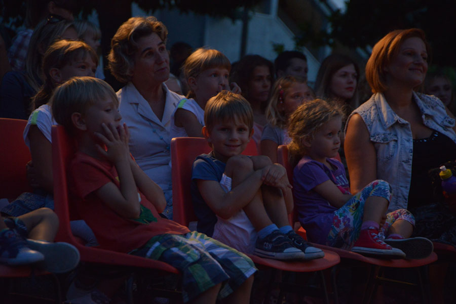 Ružno pače u izvedbi Dragon Teatra Ružno pače u izvedbi Dragon Teatra