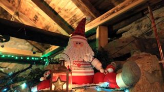 Razvodje – Marko Duvancic, jedan od najpoznatijih proizvodjaca vina oducio je da na svom imanju osim bacava od vina koje je pretvorio u sobe za smjestaj gostiju iznenadi svoje goste a posebno djecu bozicnom bajkom. U tom stilu okitio je i osvijetlio svoje Razvodje – Marko Duvancic, jedan od najpoznatijih proizvodjaca vina oducio je da na svom imanju osim bacava od vina koje je pretvorio u sobe za smjestaj gostiju iznenadi svoje goste a posebno djecu bozicnom bajkom. U tom stilu okitio je i osvijetlio svoje