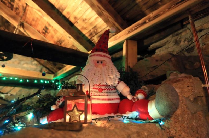 Razvodje – Marko Duvancic, jedan od najpoznatijih proizvodjaca vina oducio je da na svom imanju osim bacava od vina koje je pretvorio u sobe za smjestaj gostiju iznenadi svoje goste a posebno djecu bozicnom bajkom. U tom stilu okitio je i osvijetlio svoje Razvodje – Marko Duvancic, jedan od najpoznatijih proizvodjaca vina oducio je da na svom imanju osim bacava od vina koje je pretvorio u sobe za smjestaj gostiju iznenadi svoje goste a posebno djecu bozicnom bajkom. U tom stilu okitio je i osvijetlio svoje