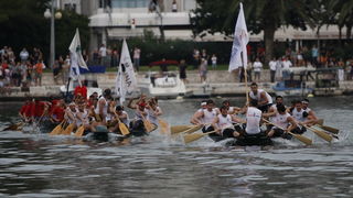 Ploce, 140810
13. Maraton ladja na Neretvi od Metkovica do Ploca.
Na slici cilj maratona u Plocama, desno pobjednici ekipa Gusar iz Komina slijede ih Stablina i Bacina
Foto: Ivo Ravlic / CROPIX