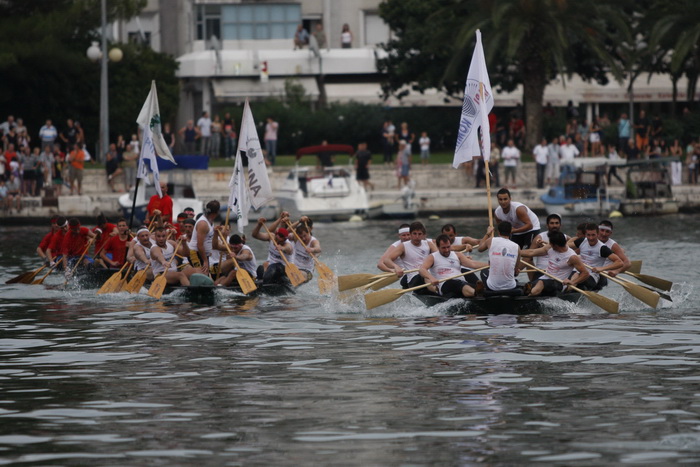 Ploce, 140810
13. Maraton ladja na Neretvi od Metkovica do Ploca.
Na slici cilj maratona u Plocama, desno pobjednici ekipa Gusar iz Komina slijede ih Stablina i Bacina
Foto: Ivo Ravlic / CROPIX