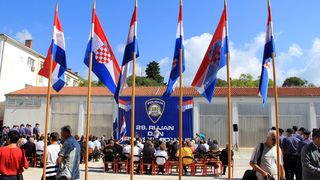 U prigodi Dana hrvatske policije i njihovog zaštitnika Sv.Mihovila danas je u PU Zadarskoj održana prigodna svečanost.U nastavku svečanosti, pokaznu vježbu samoobrane izveli su pripadnici interventne jedinice PU Zadarske te su podijeljena priznanja nagrađ U prigodi Dana hrvatske policije i njihovog zaštitnika Sv.Mihovila danas je u PU Zadarskoj održana prigodna svečanost.U nastavku svečanosti, pokaznu vježbu samoobrane izveli su pripadnici interventne jedinice PU Zadarske te su podijeljena priznanja nagrađ