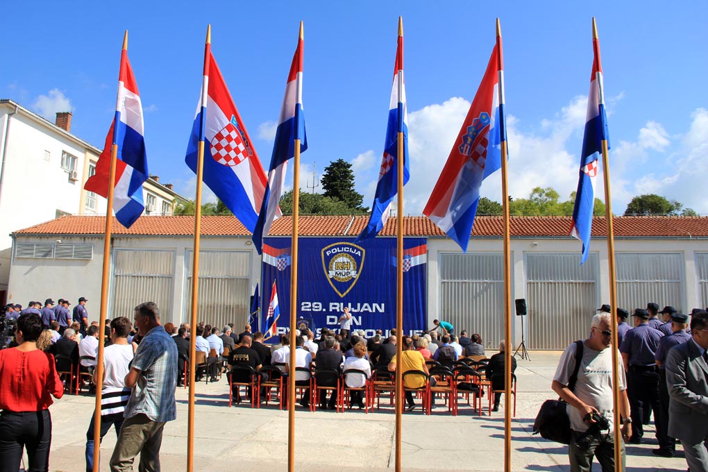 U prigodi Dana hrvatske policije i njihovog zaštitnika Sv.Mihovila danas je u PU Zadarskoj održana prigodna svečanost.U nastavku svečanosti, pokaznu vježbu samoobrane izveli su pripadnici interventne jedinice PU Zadarske te su podijeljena priznanja nagrađ U prigodi Dana hrvatske policije i njihovog zaštitnika Sv.Mihovila danas je u PU Zadarskoj održana prigodna svečanost.U nastavku svečanosti, pokaznu vježbu samoobrane izveli su pripadnici interventne jedinice PU Zadarske te su podijeljena priznanja nagrađ
