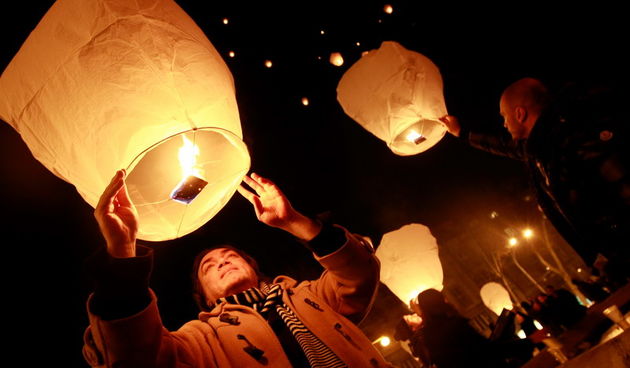 Zagreb, 221210. Trg zrtava fasizma, HDLU. U sklopu Artomat Sajma odrzan je performance hrvatskog suvremenog umjetnika Kresimira Kapulice “Zivot je super”. Na dogadjaju se okupilo stotinjak ljudi koji su upalili lampione, zazeljeli zelju i pustili ih u ne