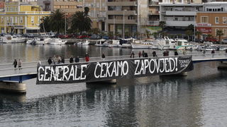 Zadar, 150411.
Uoci presude generalu Anti Gotovini na mostu u Zadru izvjesen je transparent s porukom – Generale cekamo zapovjed! Transparent je potpisan imenom navijecke skupine Tornado iz Zadra.
Foto: Jure Miskovic / CROPIX