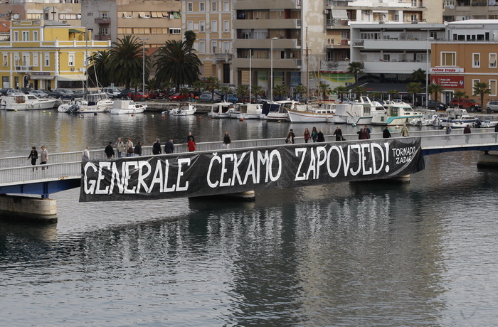 Zadar, 150411.
Uoci presude generalu Anti Gotovini na mostu u Zadru izvjesen je transparent s porukom – Generale cekamo zapovjed! Transparent je potpisan imenom navijecke skupine Tornado iz Zadra.
Foto: Jure Miskovic / CROPIX