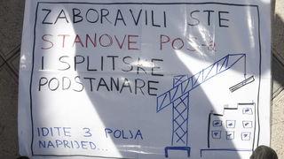 Split, 070310.
Forum mladih SDP-a izradio je novu igru “Kerumopoly” koju su predstavili gradjanima u nedjeljno jutro u Marmontovoj ulici.
Igra je parodija na popularnu igru Monopoly, s tim da je u ovoj igri glavni junak gradonacelnik Splita Zeljko Kerum. Split, 070310.
Forum mladih SDP-a izradio je novu igru “Kerumopoly” koju su predstavili gradjanima u nedjeljno jutro u Marmontovoj ulici.
Igra je parodija na popularnu igru Monopoly, s tim da je u ovoj igri glavni junak gradonacelnik Splita Zeljko Kerum.