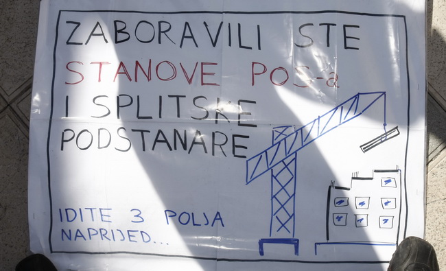 Split, 070310.
Forum mladih SDP-a izradio je novu igru “Kerumopoly” koju su predstavili gradjanima u nedjeljno jutro u Marmontovoj ulici.
Igra je parodija na popularnu igru Monopoly, s tim da je u ovoj igri glavni junak gradonacelnik Splita Zeljko Kerum. Split, 070310.
Forum mladih SDP-a izradio je novu igru “Kerumopoly” koju su predstavili gradjanima u nedjeljno jutro u Marmontovoj ulici.
Igra je parodija na popularnu igru Monopoly, s tim da je u ovoj igri glavni junak gradonacelnik Splita Zeljko Kerum.
