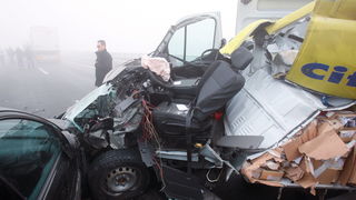 Zagreb, 161111.
Zagrebacka obilaznica, smjer istok, na mostu prije cvora Ivanja Reka, u jutrosnjoj magli oko 7 i 30 sati , sudarilo se dvadesetak automobila, a ozlijedjeno je vise osoba.
Foto: Goran Mehkek / Cropix