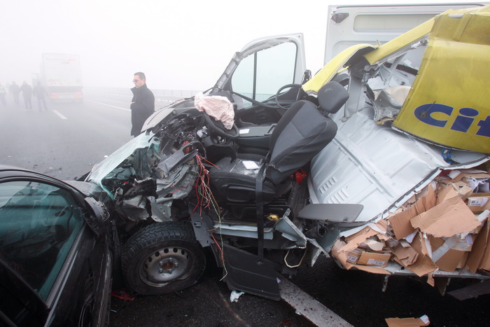 Zagreb, 161111.
Zagrebacka obilaznica, smjer istok, na mostu prije cvora Ivanja Reka, u jutrosnjoj magli oko 7 i 30 sati , sudarilo se dvadesetak automobila, a ozlijedjeno je vise osoba.
Foto: Goran Mehkek / Cropix