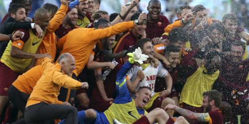 Slavlje igrača Rome, foto: gazzetta Slavlje igrača Rome, foto: gazzetta