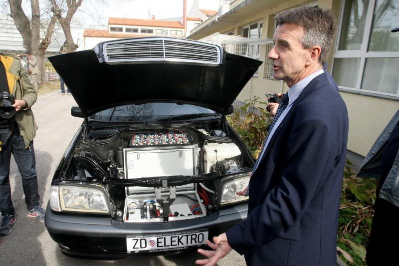 03.04.2014., Zadar – U Solarnom centru na Putu Murvice prezentirano je vozilo koje pokrece iskljucivo elektricna energija. Automobil su u cetiri mjeseca rada napravili ucenici Strukovne skole Vice Vlatkovica Valentino Raspovic, Andjelo Pastuovic i Toni 03.04.2014., Zadar – U Solarnom centru na Putu Murvice prezentirano je vozilo koje pokrece iskljucivo elektricna energija. Automobil su u cetiri mjeseca rada napravili ucenici Strukovne skole Vice Vlatkovica Valentino Raspovic, Andjelo Pastuovic i Toni