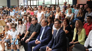 Gradonačelnik Dukić posjetio OŠ Bartul Kašić prvog dana škole Gradonačelnik Dukić posjetio OŠ Bartul Kašić prvog dana škole