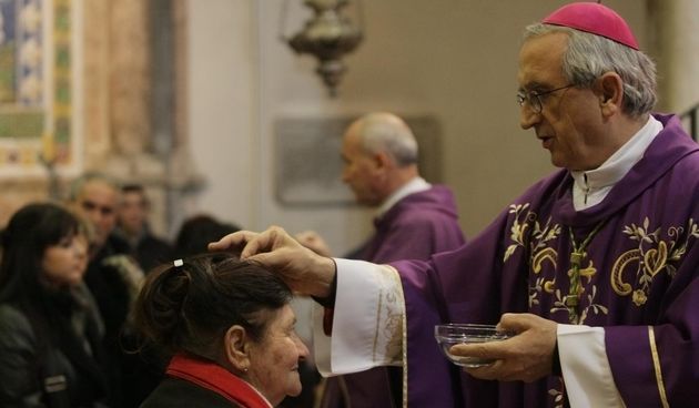 Misa pepelnica te obred pepeljanja ljudi u zadarskoj katedrali svete Stošije