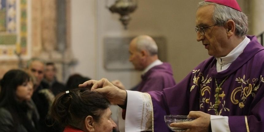 Misa pepelnica te obred pepeljanja ljudi u zadarskoj katedrali svete Stošije Misa pepelnica te obred pepeljanja ljudi u zadarskoj katedrali svete Stošije
