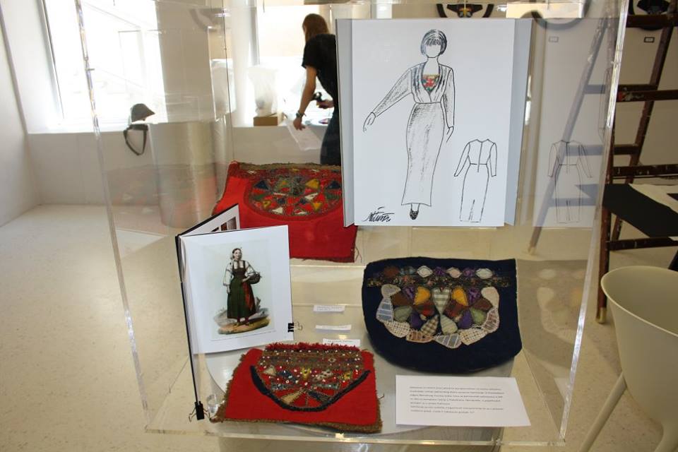 Mladi zadarski dizajneri predstavili radove na izložbi “Zalistavac – tekstilni mozaik u nakitu” Mladi zadarski dizajneri predstavili radove na izložbi “Zalistavac – tekstilni mozaik u nakitu”