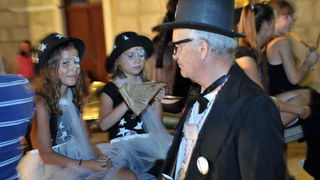 Pag, 280712. 
Pazani i njihovi gosti ove su godine odrzali dvije karnevalske veceri i na kraju spalili mesopusta Marka i bacili ga s mosta u more. Neizostavni dio paskog karnevala je pasko kolo. Izmedju dva svjetska rata (1924. godine) zadarski glazbenik