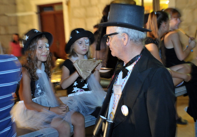 Pag, 280712. 
Pazani i njihovi gosti ove su godine odrzali dvije karnevalske veceri i na kraju spalili mesopusta Marka i bacili ga s mosta u more. Neizostavni dio paskog karnevala je pasko kolo. Izmedju dva svjetska rata (1924. godine) zadarski glazbenik