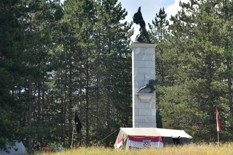 Ugljan: Kod spomenika borcima palim u NOB-u HASP podigao šator