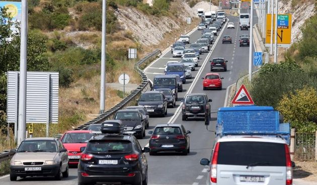 Velike guzve i duge kolone na ulazu u Sibenik, na Jadranskoj magistrali izazvale su kolaps.