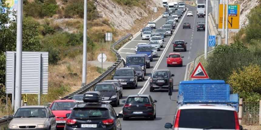 Velike guzve i duge kolone na ulazu u Sibenik, na Jadranskoj magistrali izazvale su kolaps. Velike guzve i duge kolone na ulazu u Sibenik, na Jadranskoj magistrali izazvale su kolaps.