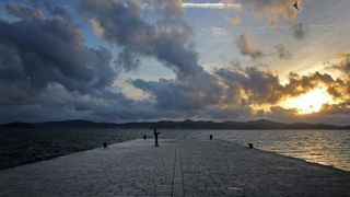 Mladić na zadarskoj rivi iskoristio je južinu za akrobacije zmajem u sami smiraj dana. Photo: Filip Brala/PIXSELL Mladić na zadarskoj rivi iskoristio je južinu za akrobacije zmajem u sami smiraj dana. Photo: Filip Brala/PIXSELL