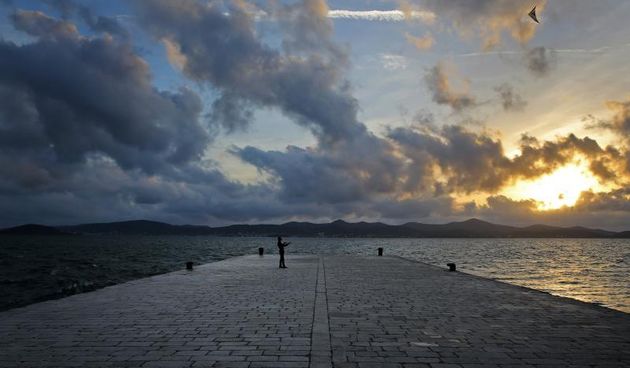 Mladić na zadarskoj rivi iskoristio je južinu za akrobacije zmajem u sami smiraj dana.  Photo: Filip Brala/PIXSELL