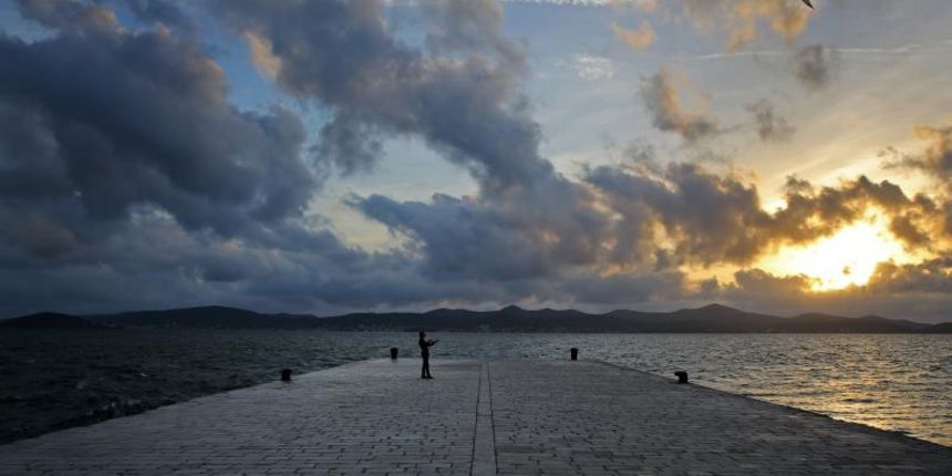 Mladić na zadarskoj rivi iskoristio je južinu za akrobacije zmajem u sami smiraj dana.  Photo: Filip Brala/PIXSELL