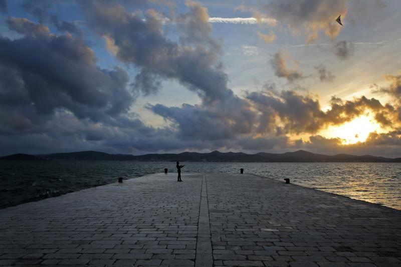 Mladić na zadarskoj rivi iskoristio je južinu za akrobacije zmajem u sami smiraj dana. Photo: Filip Brala/PIXSELL Mladić na zadarskoj rivi iskoristio je južinu za akrobacije zmajem u sami smiraj dana. Photo: Filip Brala/PIXSELL