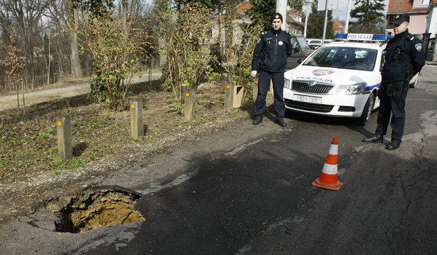 Zagreb, 070313.
Krlezin Gvozd.
Policija obustavila promet na Krlezinom Gvozdu gdje se jutros na kolniku pojavila rupa od oko metar i pol dubine i ima tendenciju sirenja. Rupa je posljedica nekvalitetno odradjenih radova komunalaca.
Foto: Ronald Gorsic / C