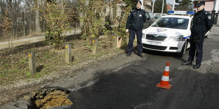 Zagreb, 070313.
Krlezin Gvozd.
Policija obustavila promet na Krlezinom Gvozdu gdje se jutros na kolniku pojavila rupa od oko metar i pol dubine i ima tendenciju sirenja. Rupa je posljedica nekvalitetno odradjenih radova komunalaca.
Foto: Ronald Gorsic / C