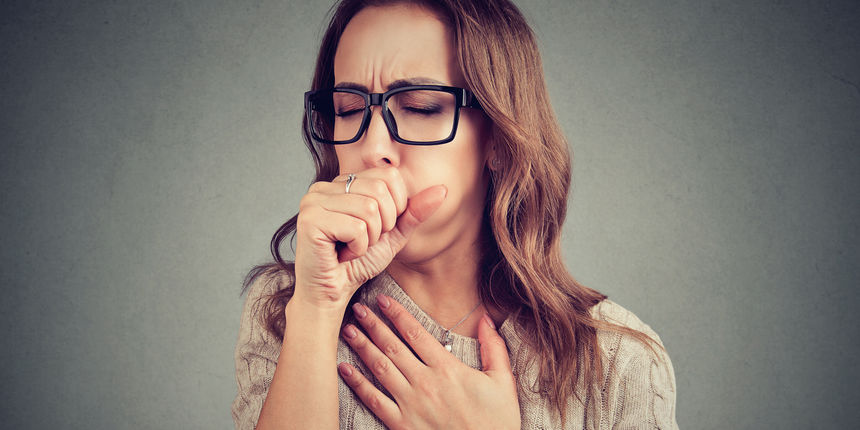 Simptomi ospica uključuju kašalj, groznicu i crvene oči. Osim toga, pacijenti se često žale na povećanu osjetljivost na svjetlost, bolove u mišićima i bolno grlo. Česti su simptomi bijele mrlje u ustima. Na koži se može pojaviti sumnjivi osip. Simptomi ospica uključuju kašalj, groznicu i crvene oči. Osim toga, pacijenti se često žale na povećanu osjetljivost na svjetlost, bolove u mišićima i bolno grlo. Česti su simptomi bijele mrlje u ustima. Na koži se može pojaviti sumnjivi osip.