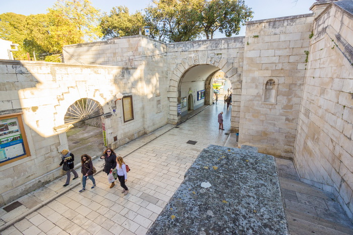 nova vrata, studeni suncan dan, koronavirus nova vrata, studeni suncan dan, koronavirus