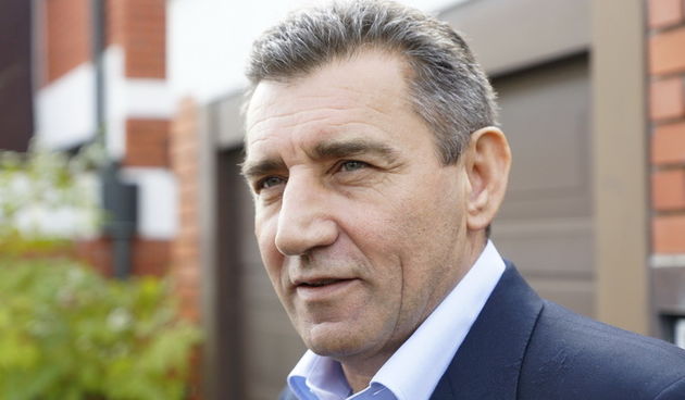 Zagreb, 171112.
Srebrnjak.
General Ante Gotovina napustio je dom oko 13.30 u pratnji prijatelja Zeljka Dilbera. Dobro raspolozen obratio se brojnim novinarima koji se nalaze cijeli dan ispred njegove kuce.
Foto: Marko Todorov / CROPIX