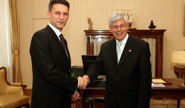 Predsjednik 8. saziva Hrvatskog sabora Zeljko Reiner predao je saborske kljuceve novom predsjedniku Bozi Petrovu. Photo: Robert Anic/PIXSELL