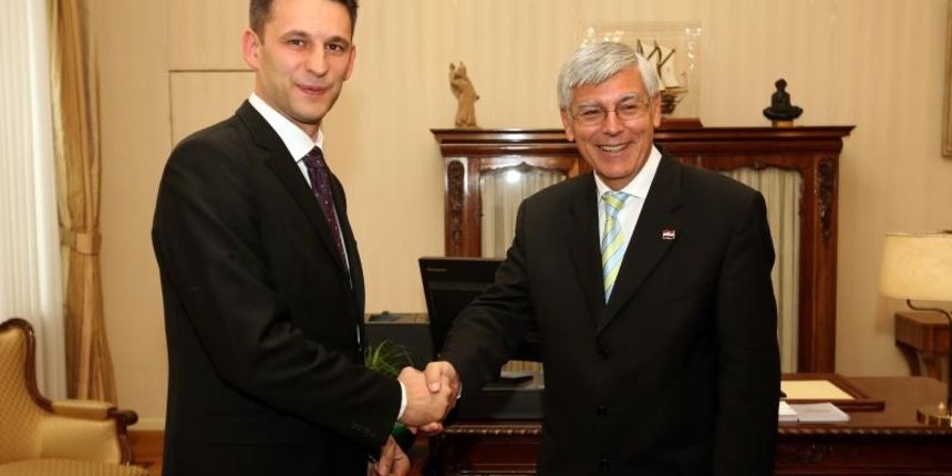 Predsjednik 8. saziva Hrvatskog sabora Zeljko Reiner predao je saborske kljuceve novom predsjedniku Bozi Petrovu. Photo: Robert Anic/PIXSELL Predsjednik 8. saziva Hrvatskog sabora Zeljko Reiner predao je saborske kljuceve novom predsjedniku Bozi Petrovu. Photo: Robert Anic/PIXSELL